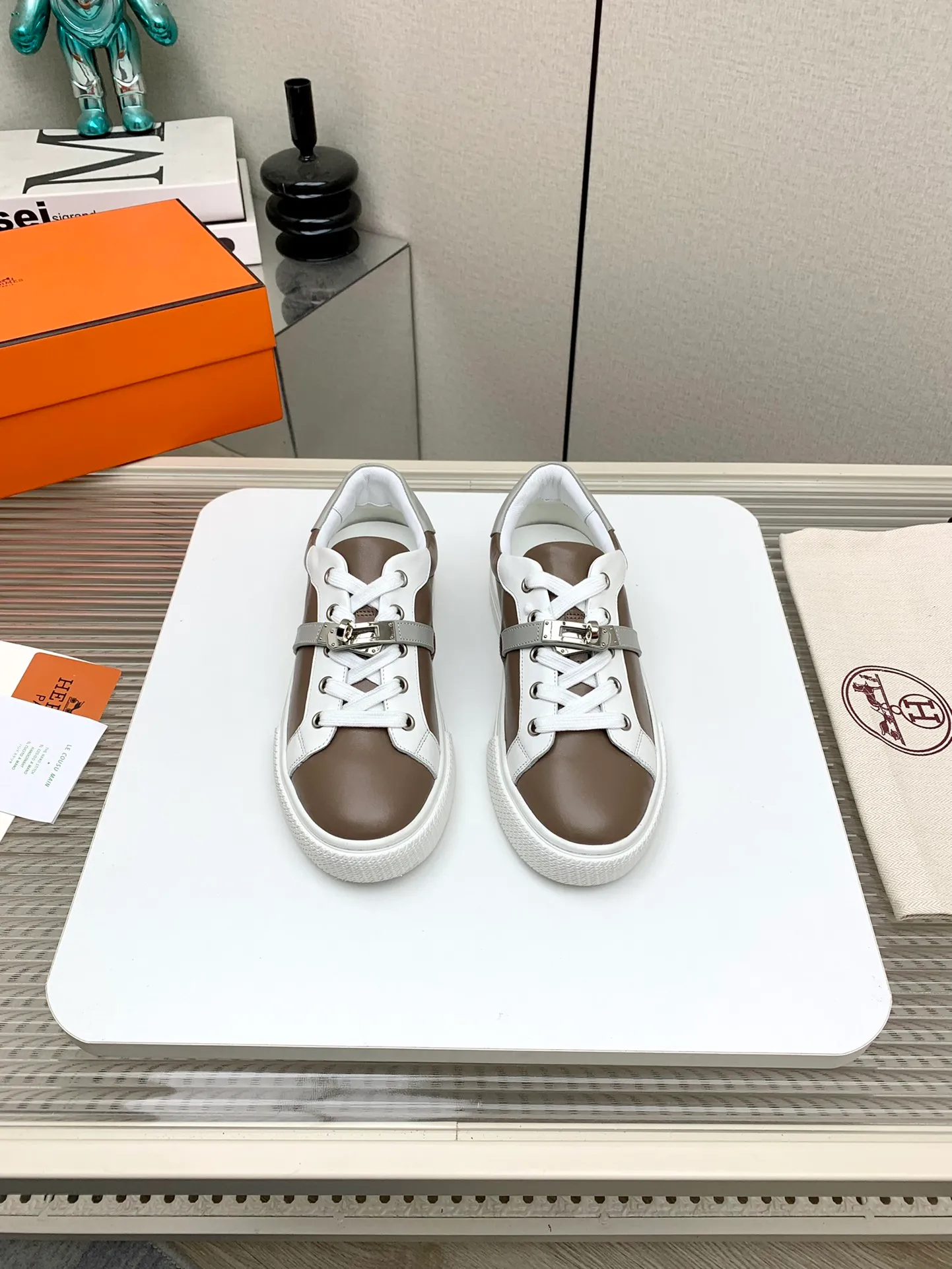 👟👟Ex-factory price 660👟👟 Men's style ➕10 (high version) Hermes classic couple model #𝐊𝐞𝐥𝐥𝐲 buckle casual white skate shoes, which will not conflict with shoes at all. Full of unknowns, Hermès rarely produces flat casual shoes and they are paired with classic palladium-plated Kelly shoe buckles! You'll fall in love with it at first sight. It's super versatile and can be worn with any skirt or pants. 🉑️Looking in with your eyes closed, it looks super noble. Fabric: Specific cowhide/canvas material. Lining: Sheepskin lining. Outsole: Original molded TPU outsole. Size: 35-45.